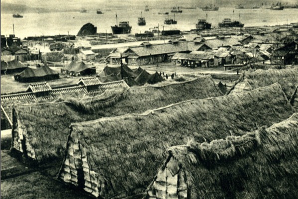 우암 피란민촌 소막사와 가마니 텐트(1950)