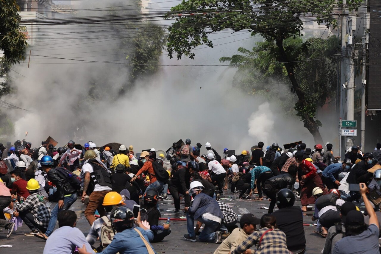 2021년 3월 3일 시위대가 수류탄과 최루 가스를 피하고 있다. (출처 : myanmar-now.org)