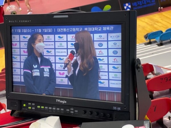 김희주 아나운서가 마이크 들고 신유빈 선수를 인터뷰 하고 있다. (김희주 아나운서 제공)