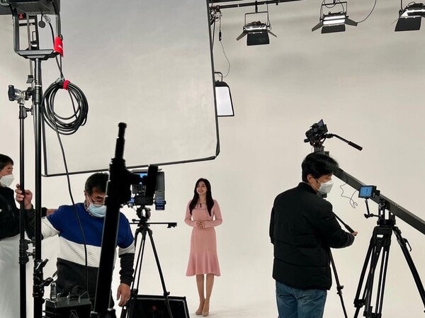 김희주 아나운서가 진지하게 촬영에 임하고 있는 모습. 김희주 아나운서 제공