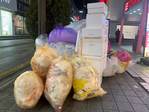 The disposable products are piled up like mountains in the street.
