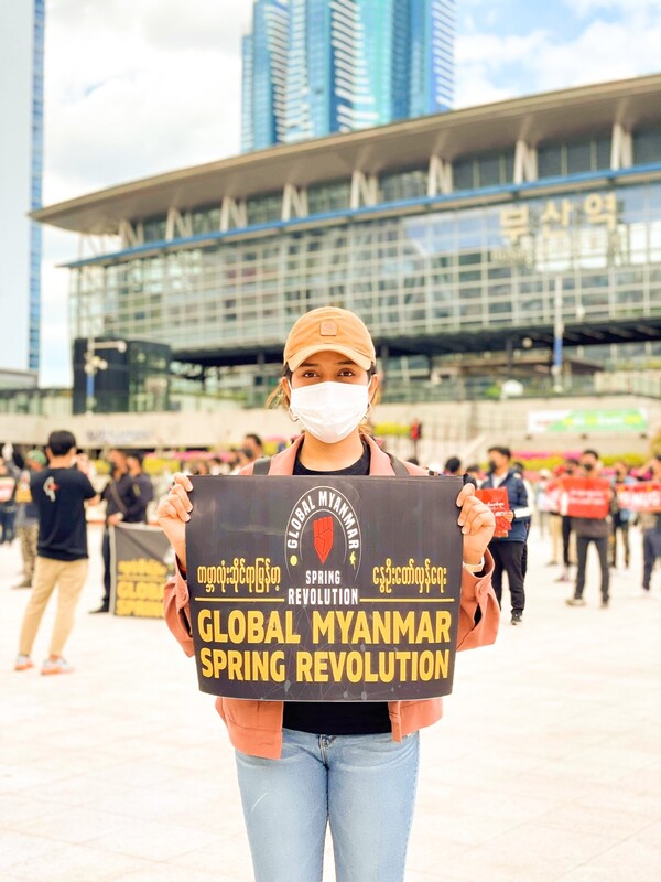 On April 26th, 2021, Yoon Soo-Mi was holding a picket of "Myanmar Spring Revolution" in Busan Station. (Provided by Yoon Soo-Mi)