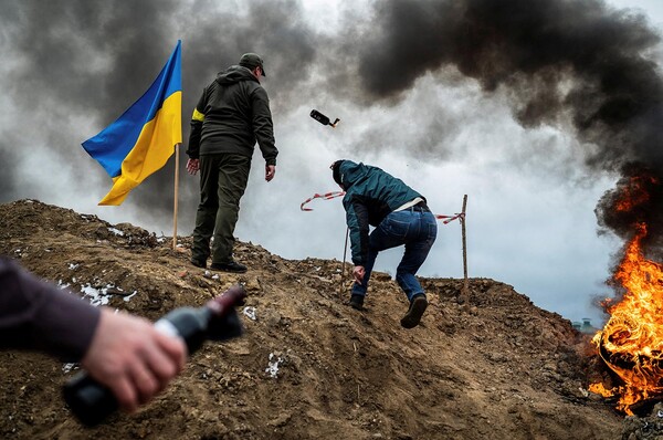 2022년 3월 1일 우크라이나 지토미르에서 우크라이나를 방어하기 위해 화염병을 던지는 민간인 훈련을 하고 있다. (출처 : 로이터통신/Viacheslav Ratynskyi)