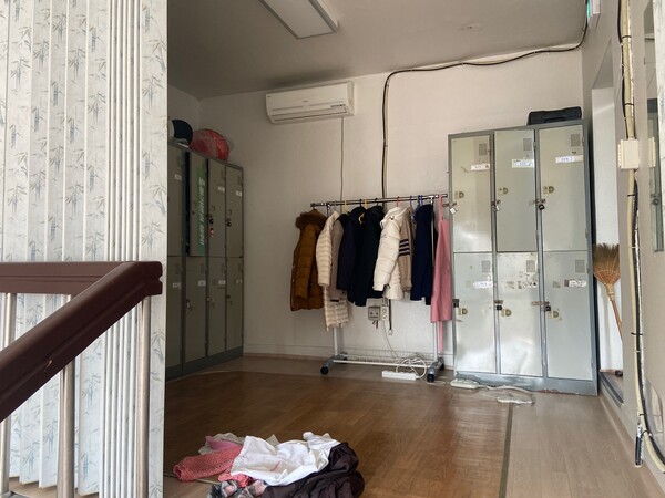 지난 2019년 금정회관 휴게실 내부. 1인당 최소 면적을 확보하지 못한 면적에 샤워시설도 없었다.