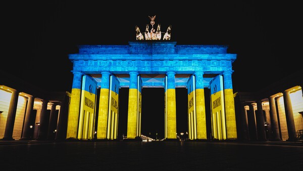 2월 23일에 우크라이나와의 연대를 표시하기 위해 독일 베를린의 브란덴부르크 문에 우크라이나 국기가 그려졌다. (출처: Vladyslav Melnyk)