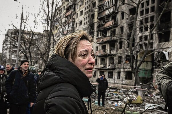 지난 15일, 우크라이나 수도 키이우에서 시민들이 폭격 맞은 집을 바라보고 있다. [출처 : Unian 오픈 아카이브]