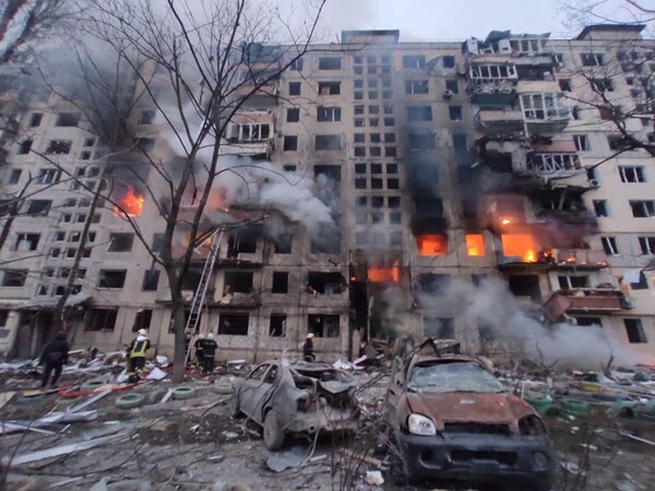 지난 14일, 우크라이나 수도 키이우의 한 아파트가 폭격으로 인해 불에 타고 있다. [출처 : Unian 오픈 아카이브]