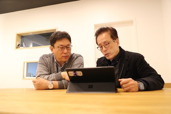Prof. Jeong Se-Young from PNU (the left side) and Dr. Kim Soo-Jae. (Provided by prof. Jeong Se-Young)