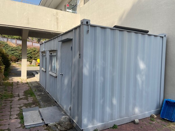 The container box installed as a break room for workers in Geumjeong Hall.