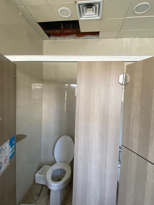The collapsed ceiling in the first-floor restroom in Geumjeong Hall without any repairs or actions.