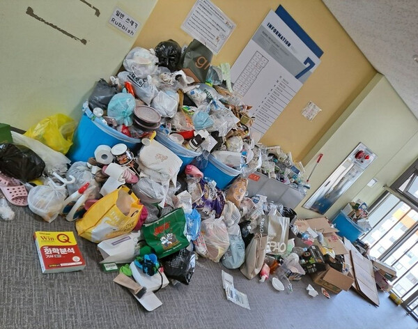 There is a mountain of garbage thrown away by students when leaving the dormitory. [Provided on "Everytime" dormitory bulletin board on March 15th]