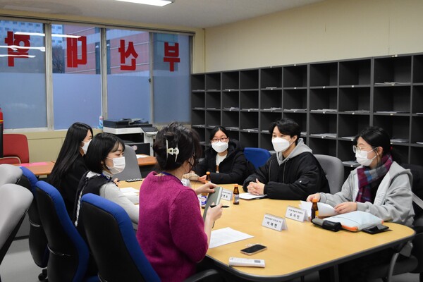 The second meeting of PNU Media’s Readers Rights and Interests Committee at the PNU media conference room is on March 23rd. [Kim Hyun-Kyoung, Reporter]