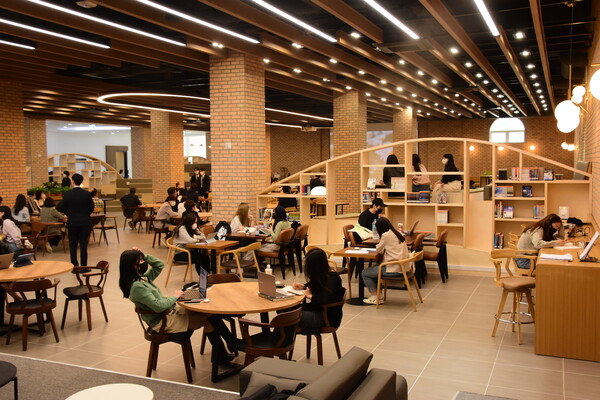 The students who are studying in the newly established "Learning -Commons." It is characterized by a cafe study trend-fits mood. [Jun Hyung-Seo, Reporter]