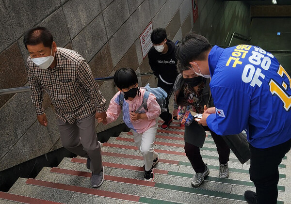부산 도시철도 당리역에서 구민에게 유세를 하고 있는 유영현 후보. [유영현 후보 제공]