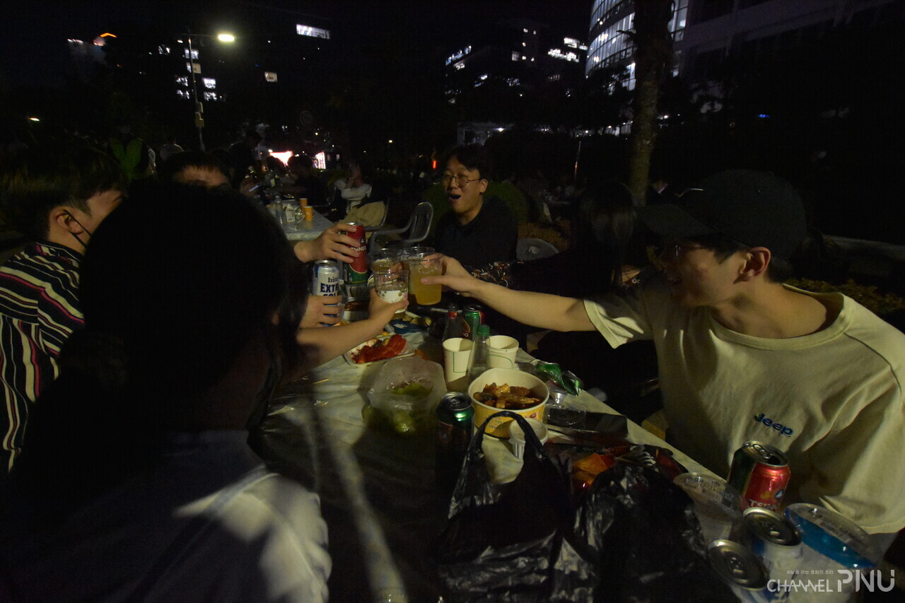 인문대 앞 설치된 야외 테이블에서 학생들이 건배를 하고 있다. [전형서 기자]