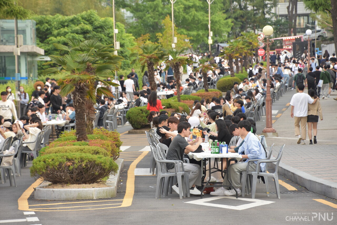 우리 대학 인문대 앞 야외 테이블에서 학생들이 대화를 나누며 먹거리를 즐기고 있다. [전형서 기자]
