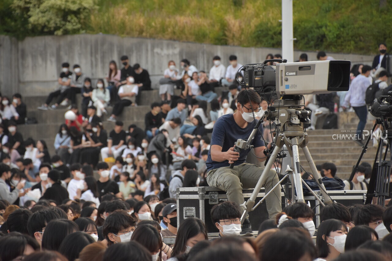3일 동안 많은 학생들이 볼 수 있도록 공연을 촬영한 촬영 감독의 모습이다. [전형서 기자]