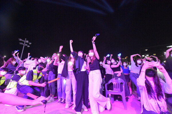 PNU students are enjoying the festival together. [Jun Hyung-Seo, Reporter]