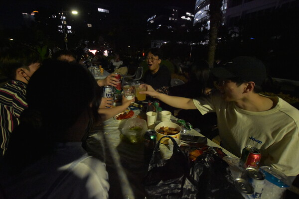 PNU students are doing “cheers” in front of BCH. [Jun Hyung-Seo, Reporter]