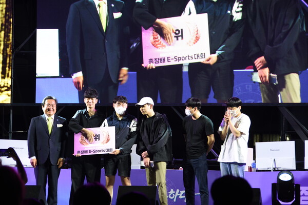 Smiling with covering the panel. [Kim Hyun-Kyoung, Reporter]