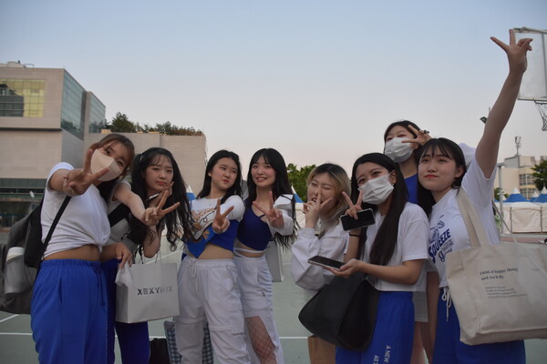 PNU dance club “Raonjenna” is smiling happily. [Jun Hyung-Seo, Reporter]