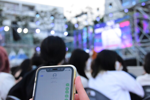 The students are participating in the message vote of “PAMA.” [Kim Hyun-Kyoung, Reporter]