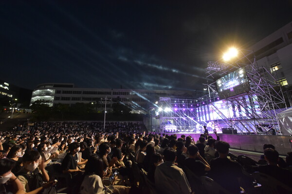 The enthusiasm from students during the performance on May 18th. [Jun Hyung-Seo, Reporter]