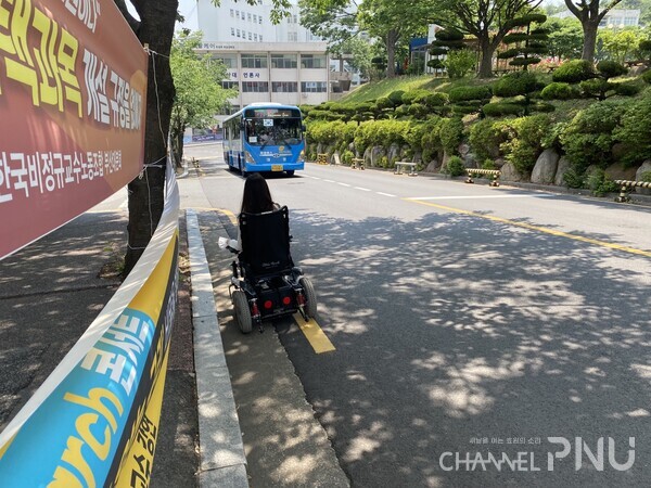 인도 단차 때문에 어쩔 수 없이 차도를 이용하던 중, 순환 버스를 만났다. [김지후 기자]