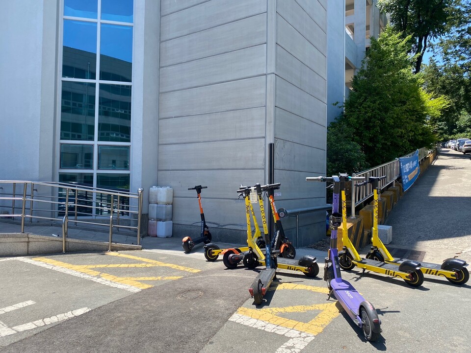 아무렇게나 주차된 전동킥보드가 편의시설로 설치된 리프트를 막고 있다. [김현희 기자]