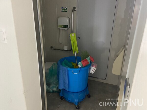 303관(기계관) 1층 장애인 화장실에 청소도구가 있어 당장 이용할 수 없는 상황이다. [홍윤우 기자]