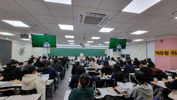 Lawyer Kang is working as a lecturer too. [Provided by Kang Sung-Min]