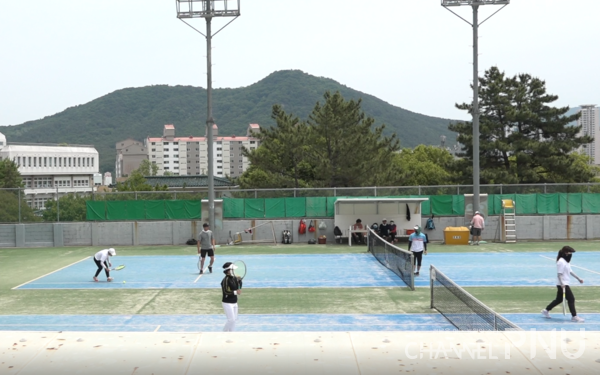 On May 28th, a picture of the tennis courts in front of the Economics and International Trade Building of PNU. (unrelated to the content of the article) [Shin Ji-Young, Reporter]