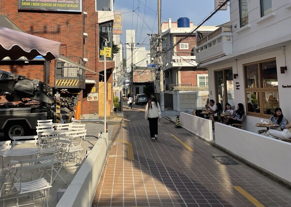 The popular PNU cafe alley. [Yoon Seo-Jin, Reporter]