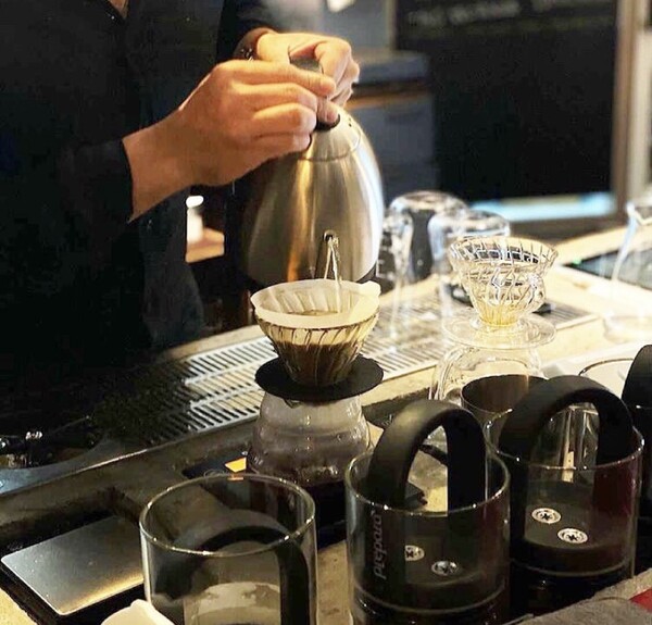 Brewing coffee at the cafe. [Provided by DIFFERENT DAYS]