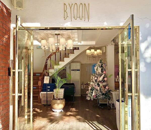 The interior design inside "CAFE BYOON". [Provided by CAFE BYOON]