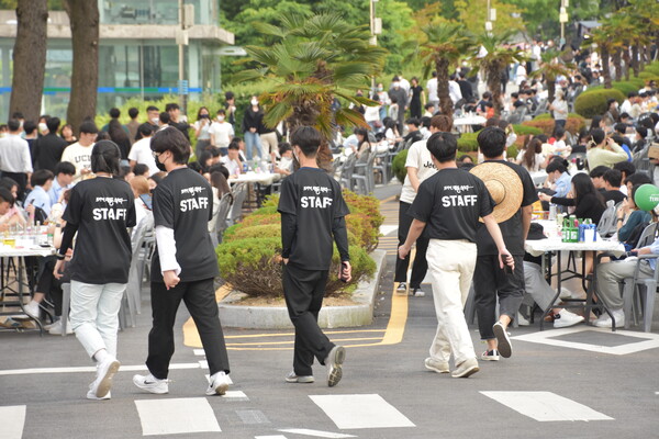 Daedong-Je staff wearing black staff T-shirts. [Jeon Hyung-Seo, Reporter]