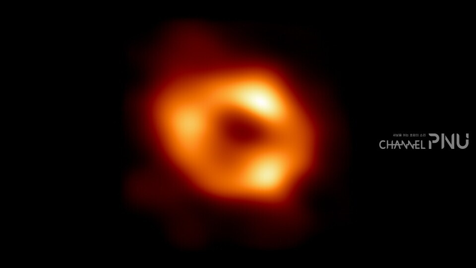 이벤트 호라이즌 망원경(Event Horizon Telescope, EHT)으로 관측한 블랙홀 [출처: 한국천문연구원]
