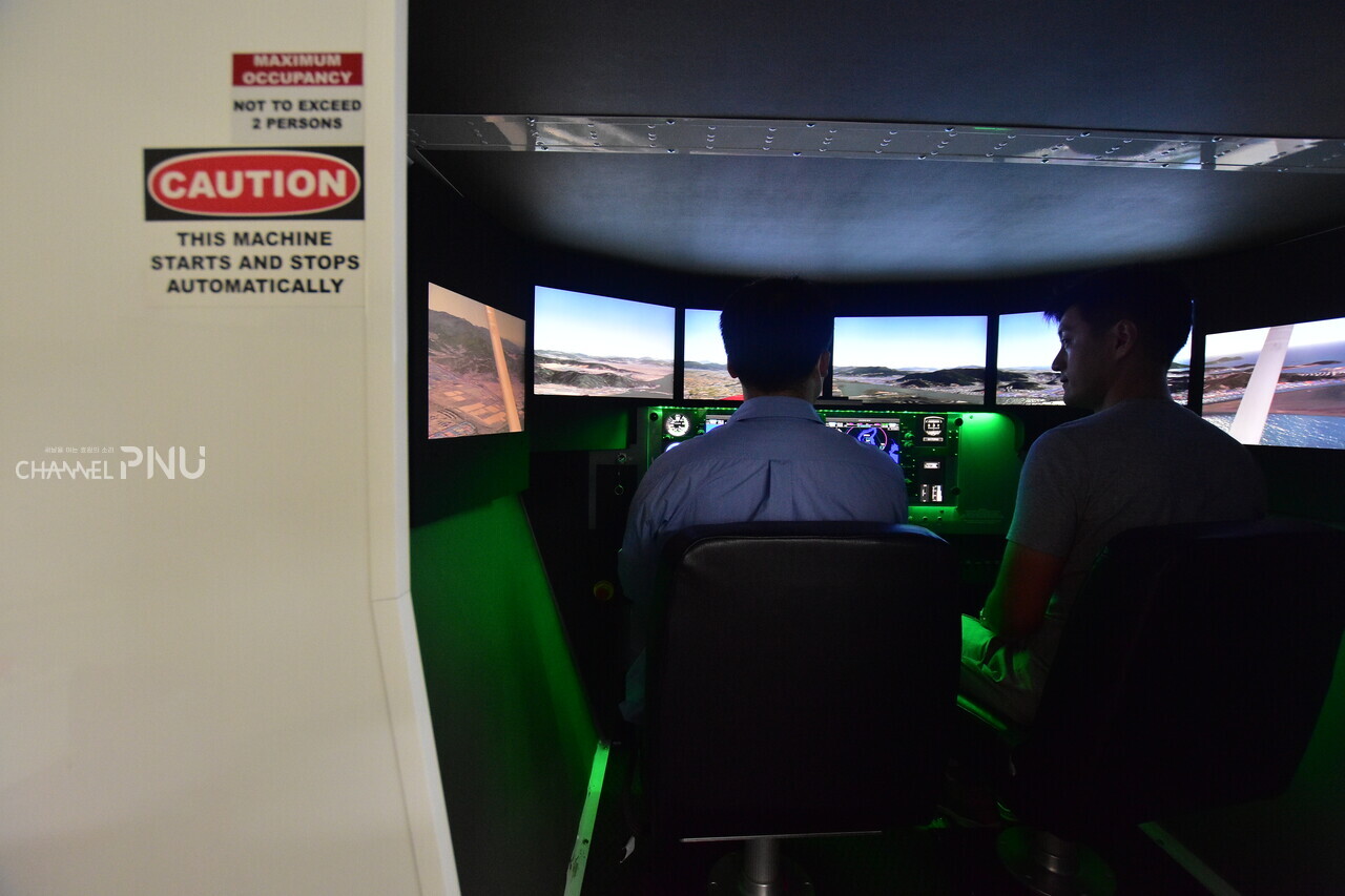 기자가 직접 비행 시뮬레이터를 체험하고 있는 모습 [전형서 기자]