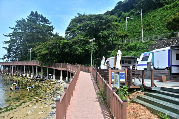 일광해수욕장의 백사장 끝의 데크길. [서해성 기자]