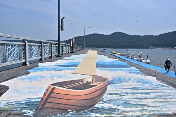 오리 배를 탈 수 있는 선착장. 배 모양의 트릭아트가 눈길을 끈다. [서해성 기자]