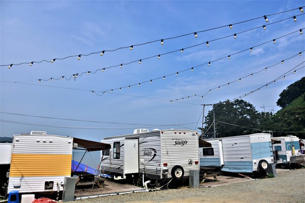 일광 해수욕장 백사장 바로 앞의 카라반. [서해성 기자]