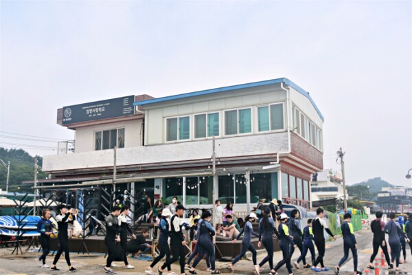임랑해수욕장에서 서핑을 배우러 가는 관광객들. [서해성 기자]
