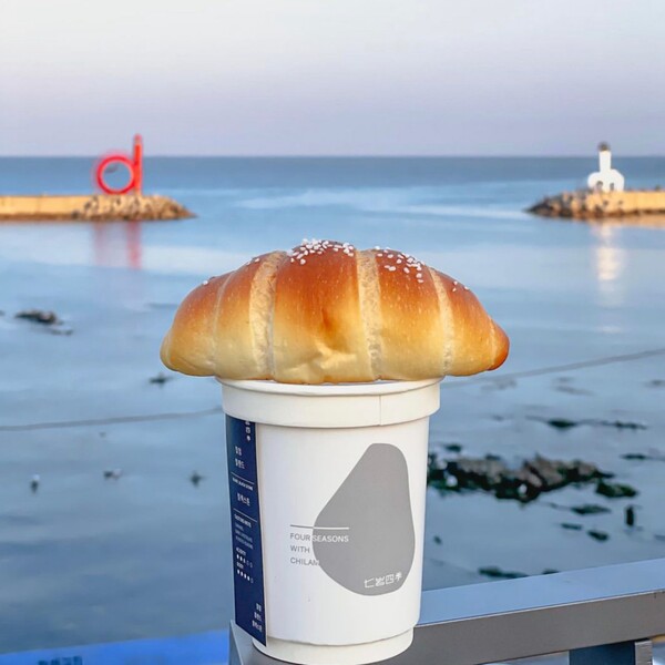 카페 ‘칠암사계’의 소금빵과 오션뷰. [출처: ‘칠암사계’ 공식 인스타그램]