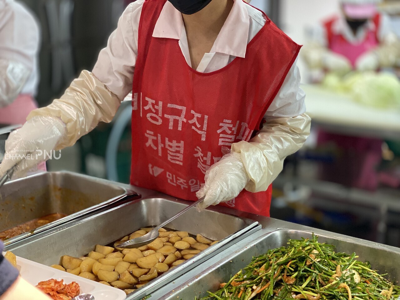 지난 1일 금정회관 직원들이 시위 조끼를 입고 일하는 모습. [전형서 기자]