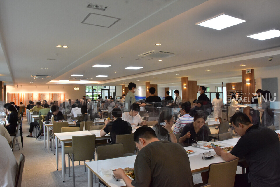 리모델링 이후 쾌적한 금정회관에서 학내구성원들이 식사를 하고 있다 [심세희 기자]