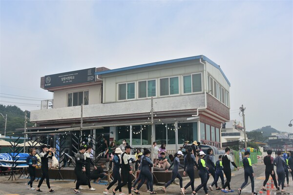 Tourists who are learning to surf at Imrang Beach. [Seo Hae-Seong, Reporter]