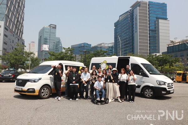 A group photo of the social cooperative "2u." [Provide by "2u"]