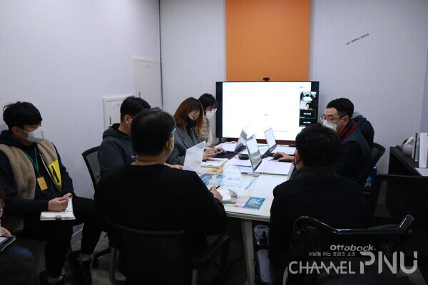 The members of social cooperative "2u" are discussing solving the problem. [Provided by "2u"]