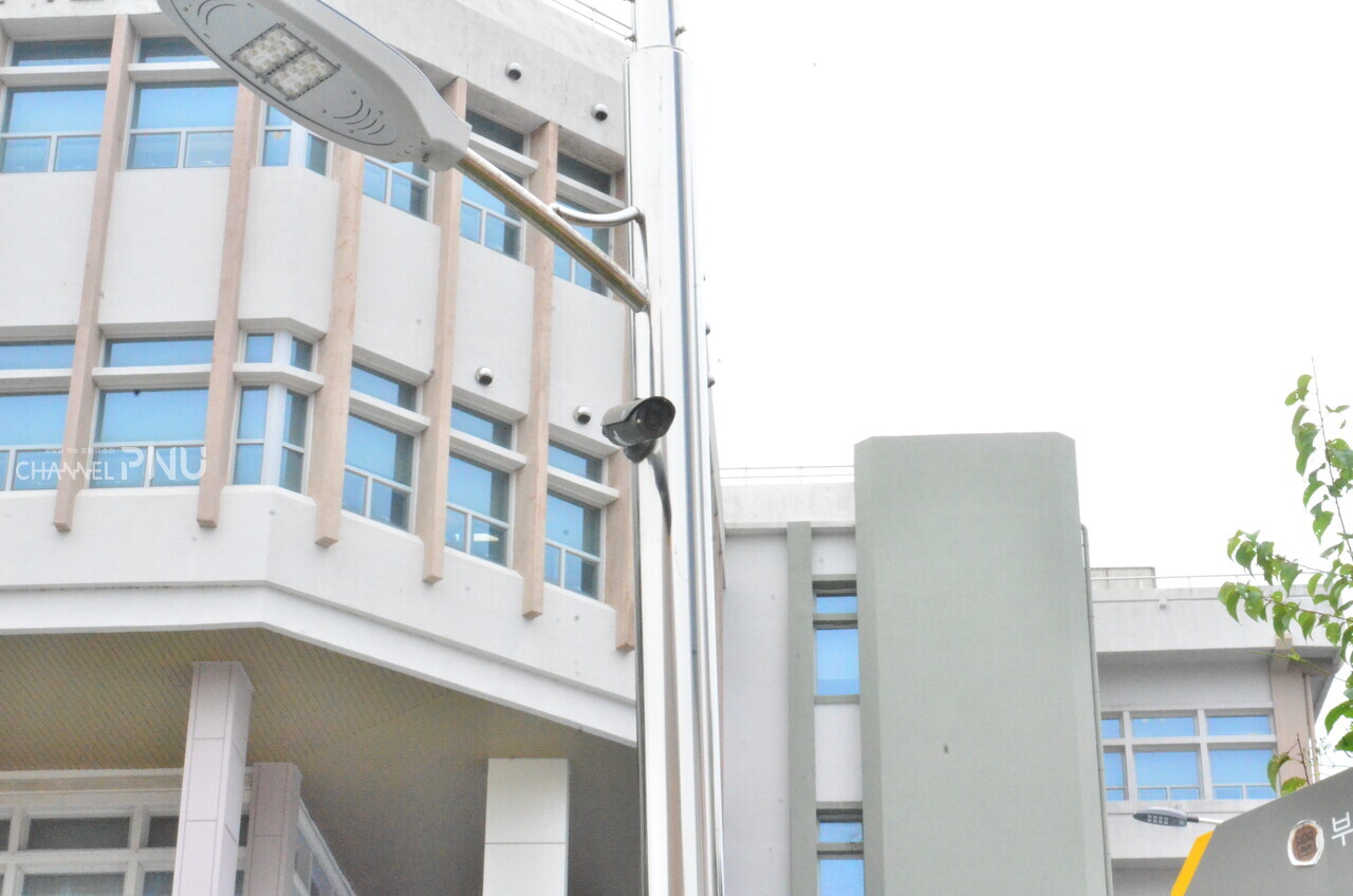 새벽벌도서관과 자유관 인근 가로등에 부착돼 있는 CCTV [김현희 기자]