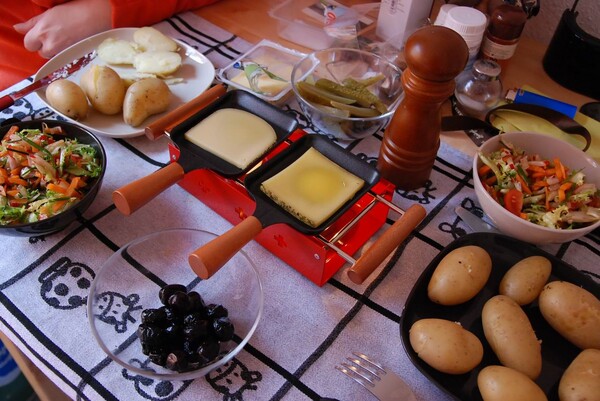 그르노블의 마을사람들이 즐겨 먹는 녹인 치즈를 감자에 부어서 만드는 음식, 라클렛. [출처: flickr]